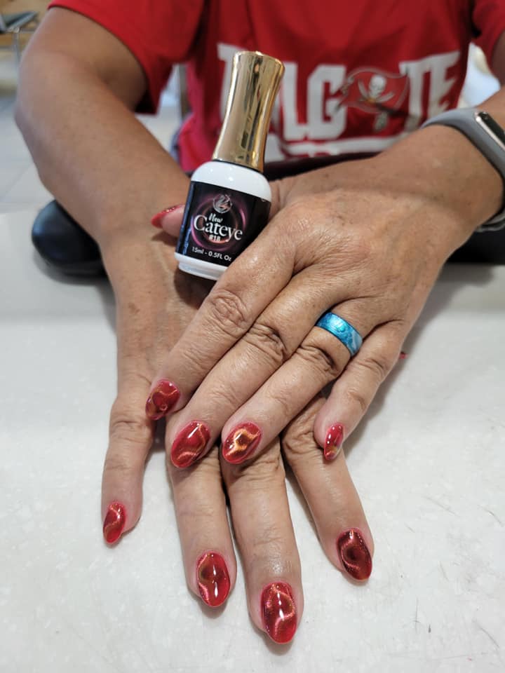 Red cat-eye gel manicure